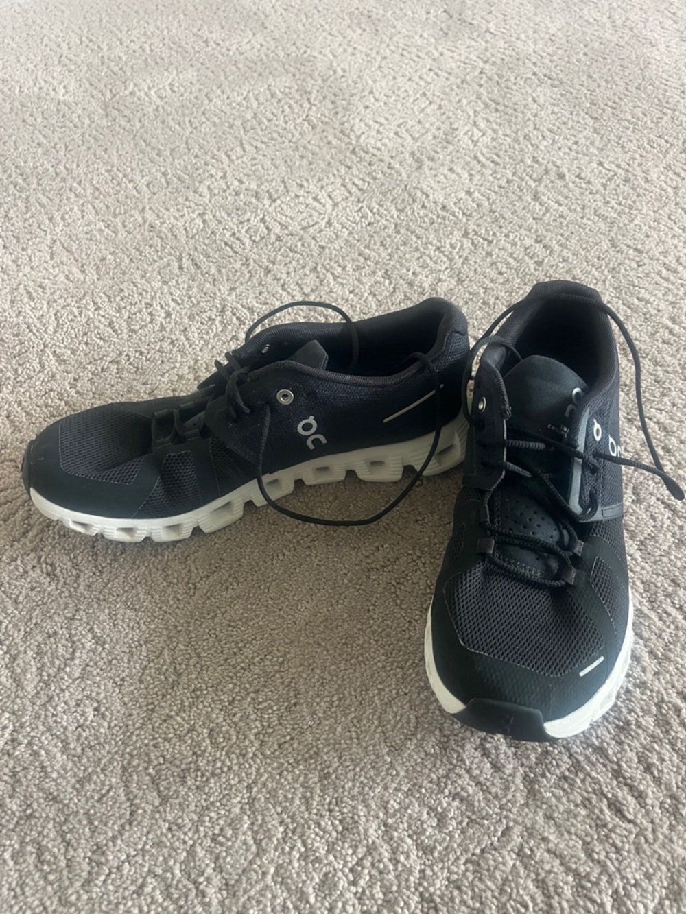 On Running Men's Black and White Cloud Athletic Shoes 7.5 men’s
